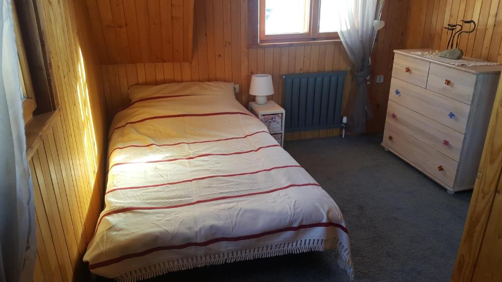 Łóżko lub łóżka w pokoju w obiekcie ROZTOKI Four Seasons