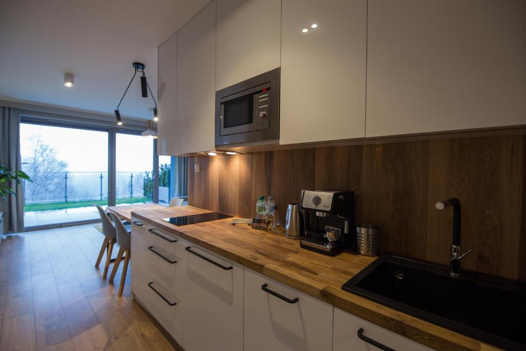 Kuchyňa alebo kuchynka v ubytovaní Apartament Na Urlop - Wisła Bukowa Góra 2 - Apartamenty z widokiem na panoramę Wisły
