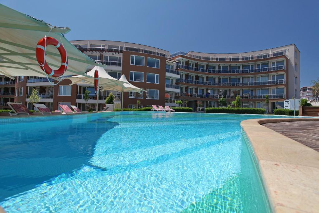 een groot zwembad voor een gebouw bij Apartments in Sunny Island Complex in Chernomorets