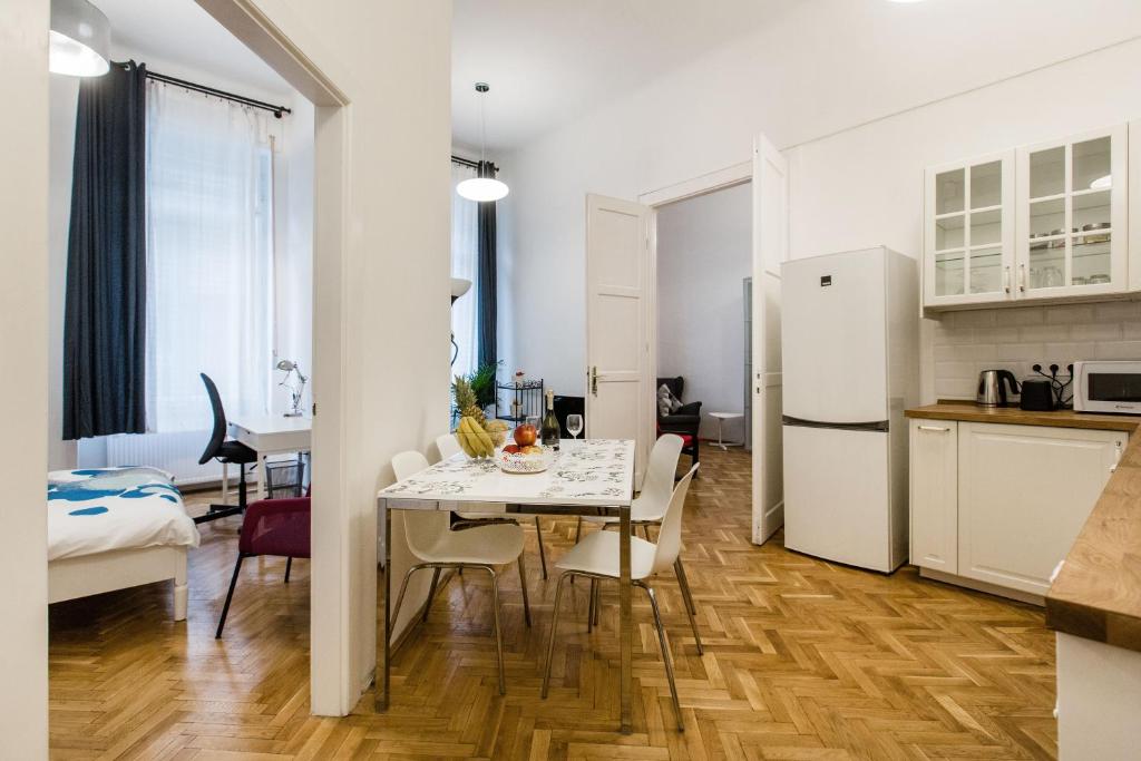 ブダペストにあるThe RUBI apartmentのキッチン、ダイニングルーム(テーブル、椅子付)