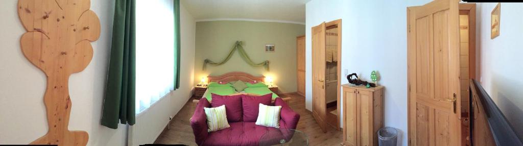 HerrnbaumgartenにあるWeingut - Gästezimmer zum Schwalbennestのベッドルーム1室(ベッド1台付)