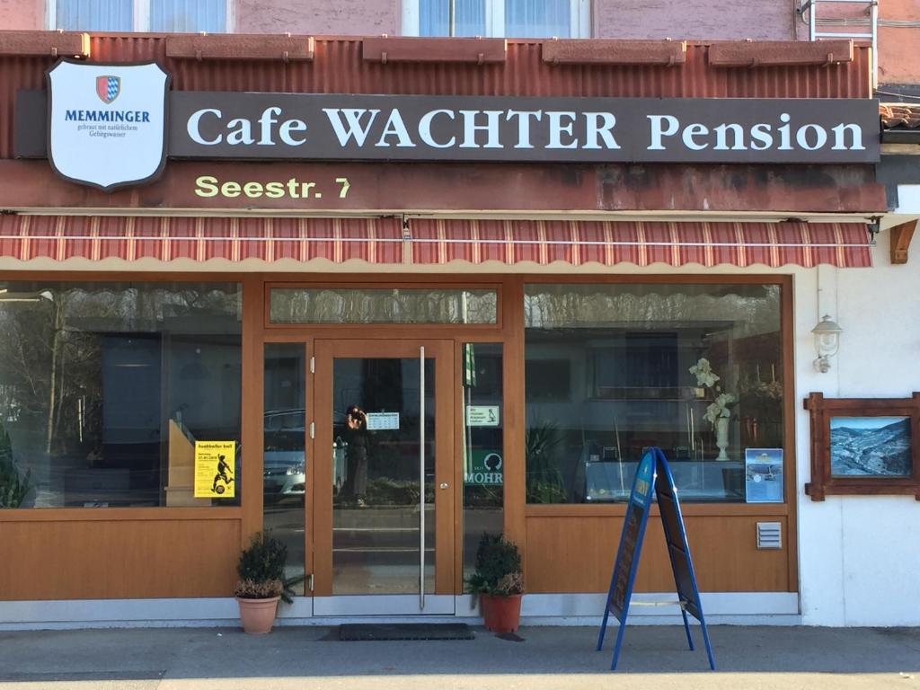 un panneau d'autorisation de surveillance de café devant un restaurant dans l'établissement Pension Wachter, à Hörbranz