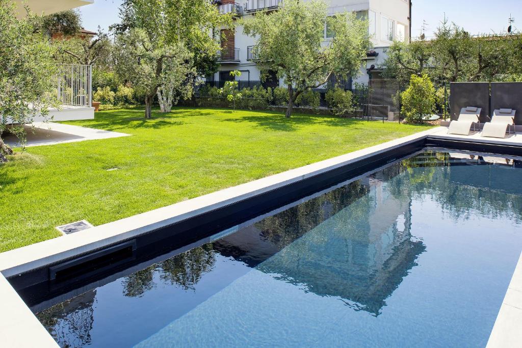 バルドリーノにあるBardolino center ground floor with pool and gardenの裏庭のスイミングプール