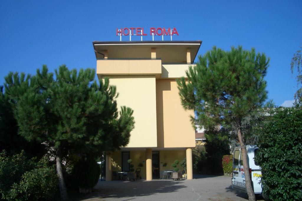 un edificio con un letrero que lee Hotel Punta en Hotel Roma, en Bussolengo