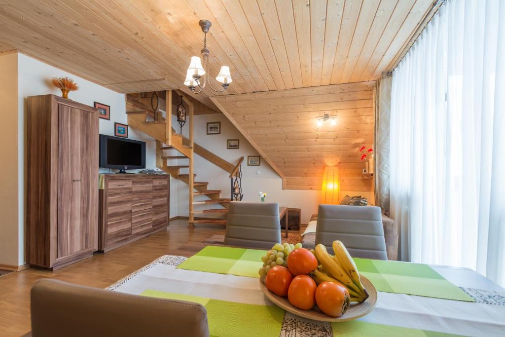 - une salle à manger avec une table et un bol de fruits dans l'établissement Pod Smerkiem, à Kościelisko