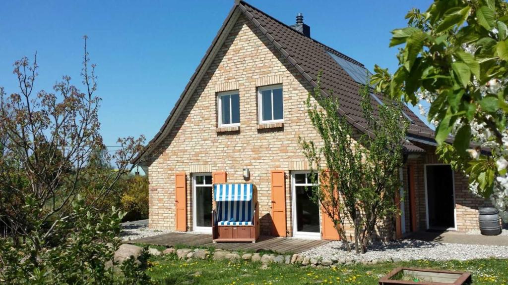 a house with a blue and white chair on a porch at Ferienhaus Polkvitz in Marlow