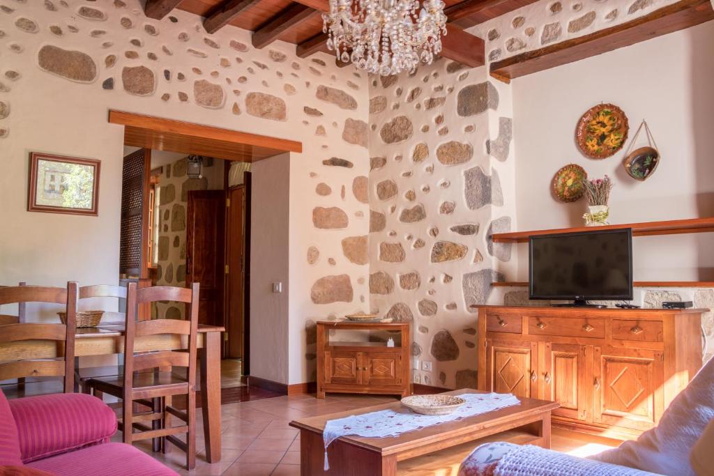 Televízia a/alebo spoločenská miestnosť v ubytovaní Casa Rural Doña Margarita