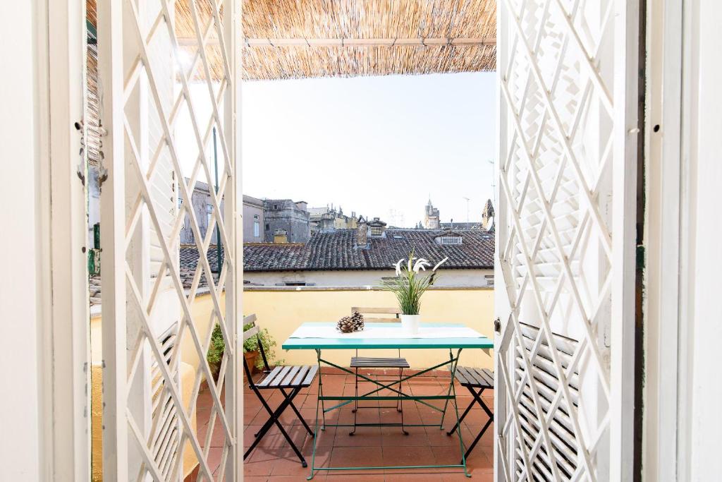 balcone con tavolo e vista sulla città di White terrace apartment navona a Roma
