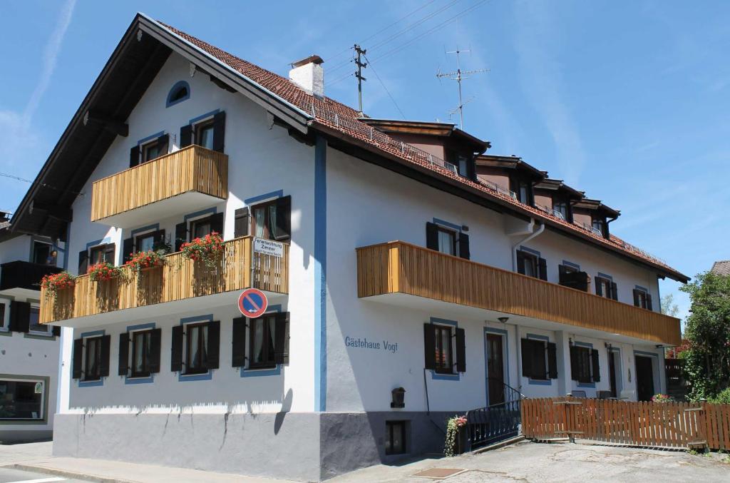 un edificio blanco con balcones de madera en Gaestehaus Vogt, en Bad Kohlgrub