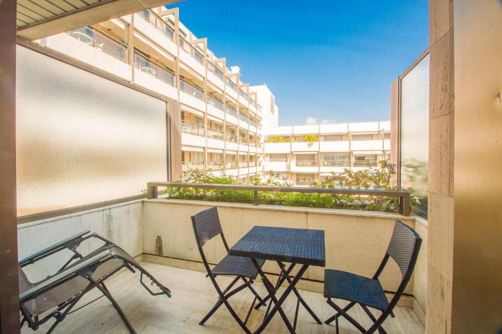 Cannes Conseil Immo, Grand Studio Terrasse Gray d'Albion area -Four-にあるバルコニーまたはテラス