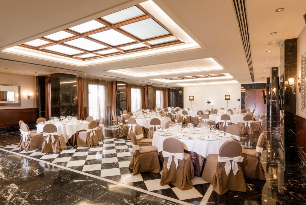 Reštaurácia alebo iné gastronomické zariadenie v ubytovaní Hotel Barcelona Center