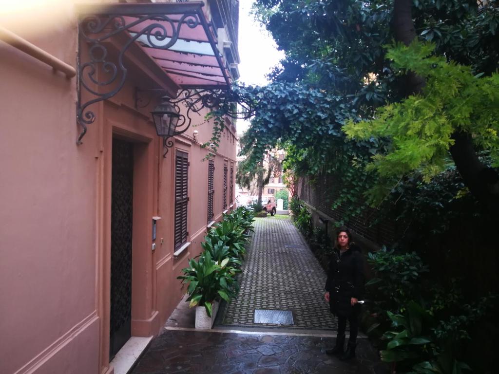 kobieta idąca ulicą w alejce w obiekcie Trastevere four seasons Glorioso w Rzymie