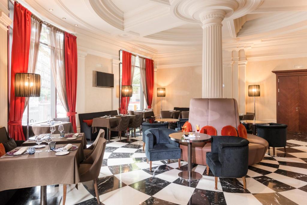 Televízia a/alebo spoločenská miestnosť v ubytovaní Hotel Barcelona Center