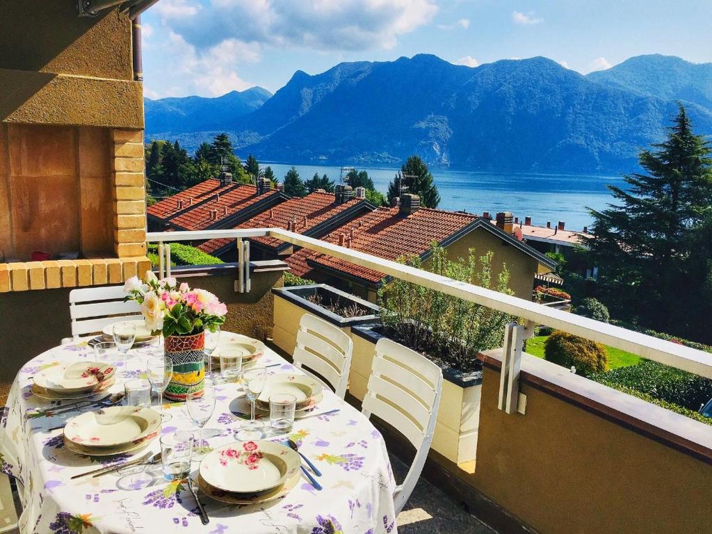 d'une table sur un balcon avec vue sur les montagnes. dans l'établissement Selva 1, à Ghiffa