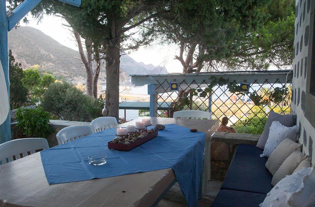 uma mesa com uma toalha de mesa azul e velas em Lampi's House em Patmos