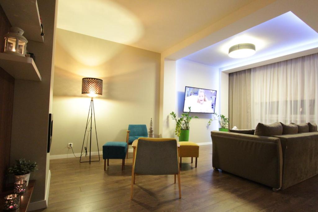 Televízia a/alebo spoločenská miestnosť v ubytovaní Apartament Toruń