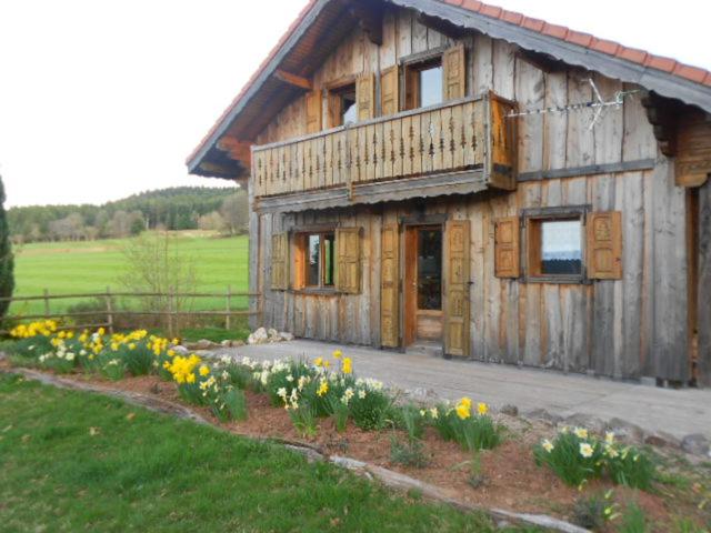 Girmont-Val-dʼAjolにあるCHALET du DROPTの花の木造家屋
