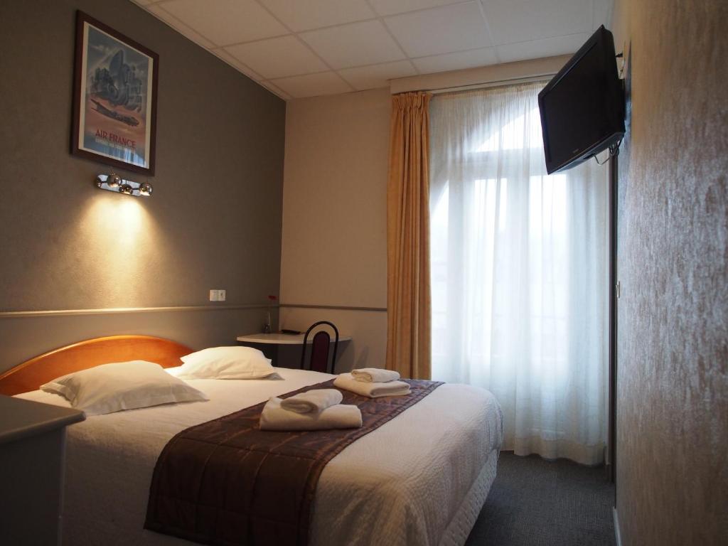 Postel nebo postele na pokoji v ubytování Hôtel de l'Aviation