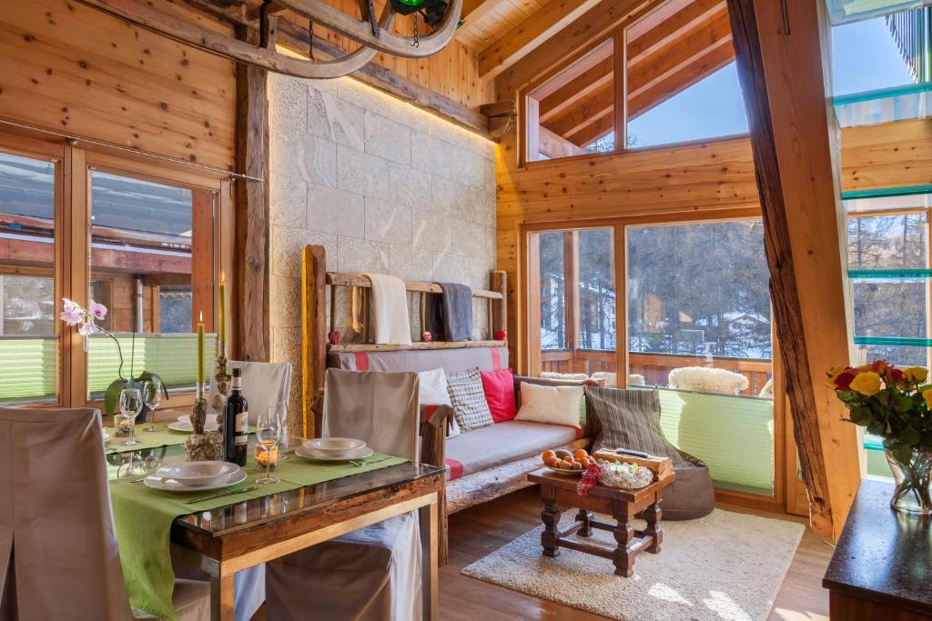 sala de estar con sofá y mesa en Haus Sunrise, en Zermatt
