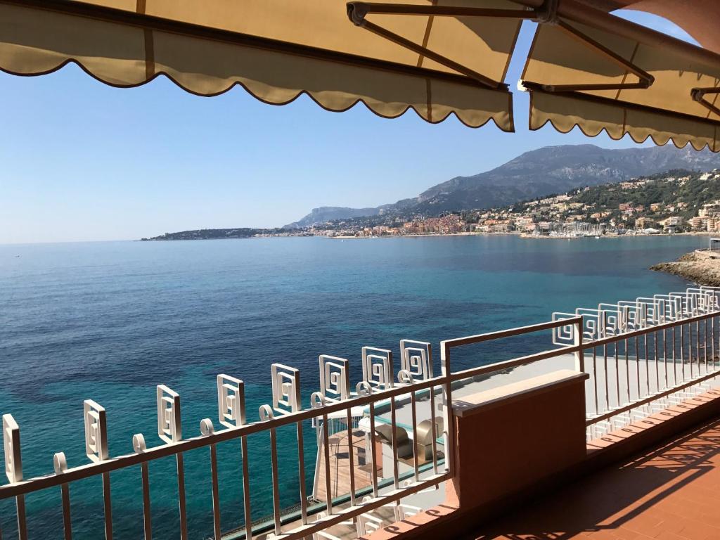 文蒂米利亞的住宿－Una terrazza sul mare - Balzi Rossi，阳台享有海景。