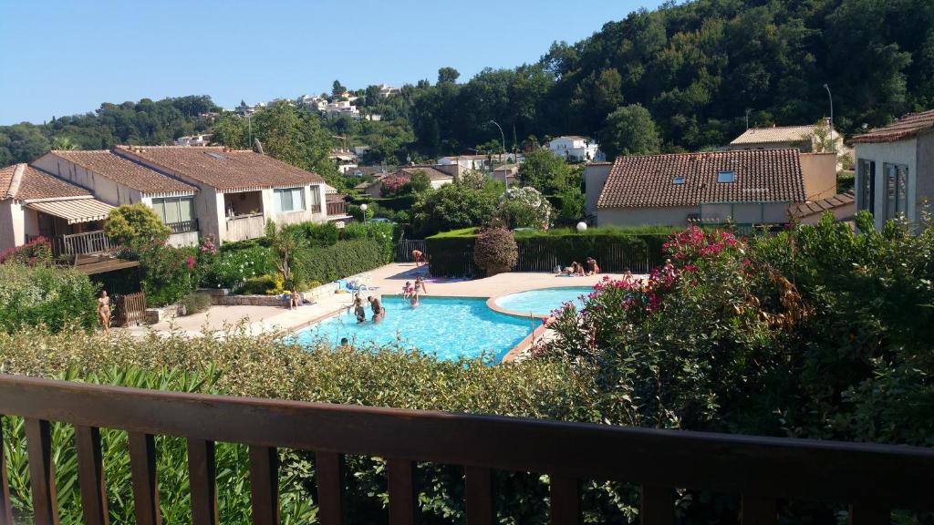 d'un balcon avec vue sur la piscine. dans l'établissement Résidence Cap Azur Appartement 215, à Villeneuve-Loubet