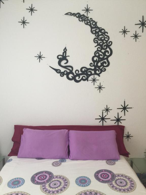 エル・カンページョにあるApartamento en Campelloのベッドルーム1室(壁に星が付いたベッド1台付)
