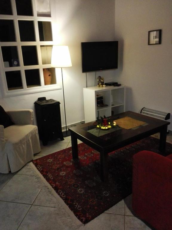 Televízia a/alebo spoločenská miestnosť v ubytovaní Trouli House