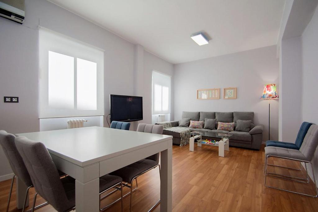 a living room with a white table and chairs at Apartamento Recogidas 39 in Granada