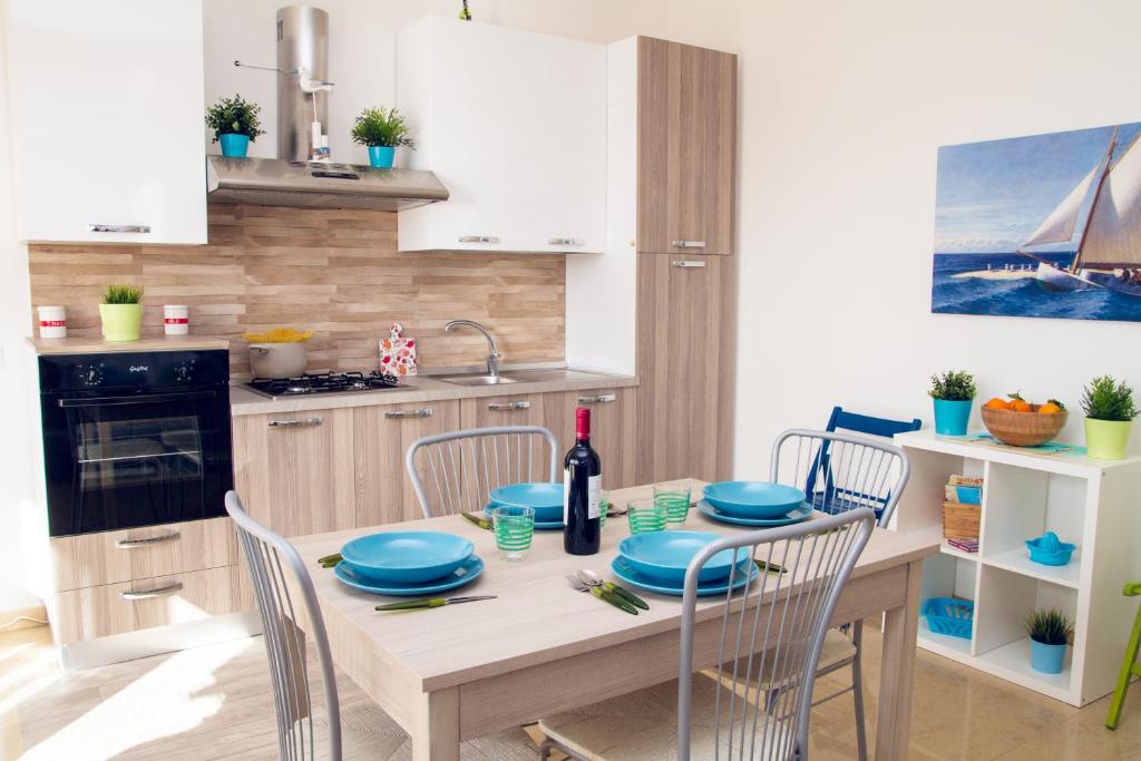 una cucina con tavolo e piatti blu di Casa Stoccolma a Pozzallo