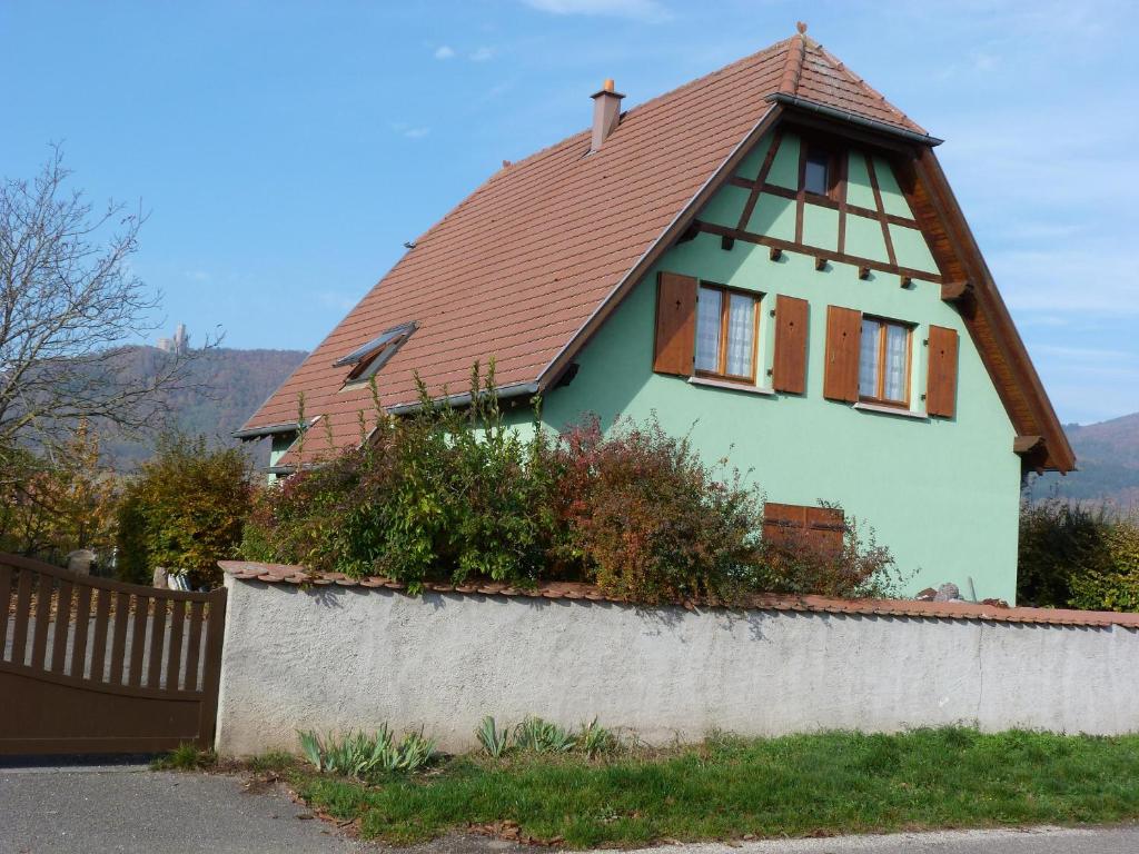ScherwillerにあるGîte "Les Iris"の茶褐色の屋根と柵のある家