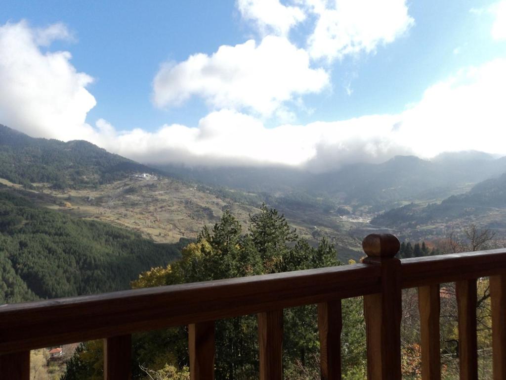 Nespecifikovaný výhled na hory nebo výhled na hory při pohledu z hotelu