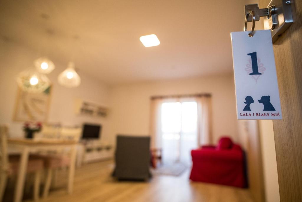 Televízia a/alebo spoločenská miestnosť v ubytovaní Lala i Biały Miś