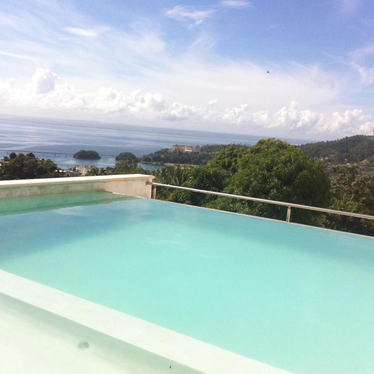 una piscina con vista sull'oceano di Figaro Hotel Samana a Santa Bárbara de Samaná