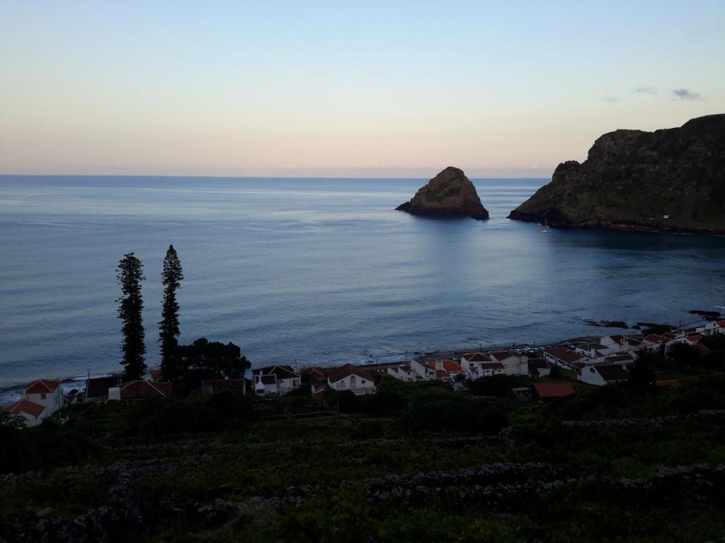 een uitzicht op de oceaan vanaf een heuvel met een stad bij Casa da Fajãzinha in Vila do Porto