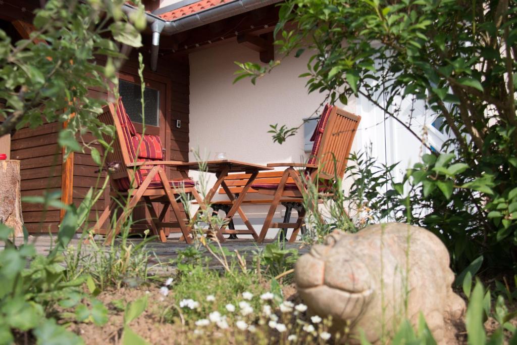 uma mesa e cadeiras no alpendre de uma casa em Ferienwohnung Helbig em Allendorf an der Lumda