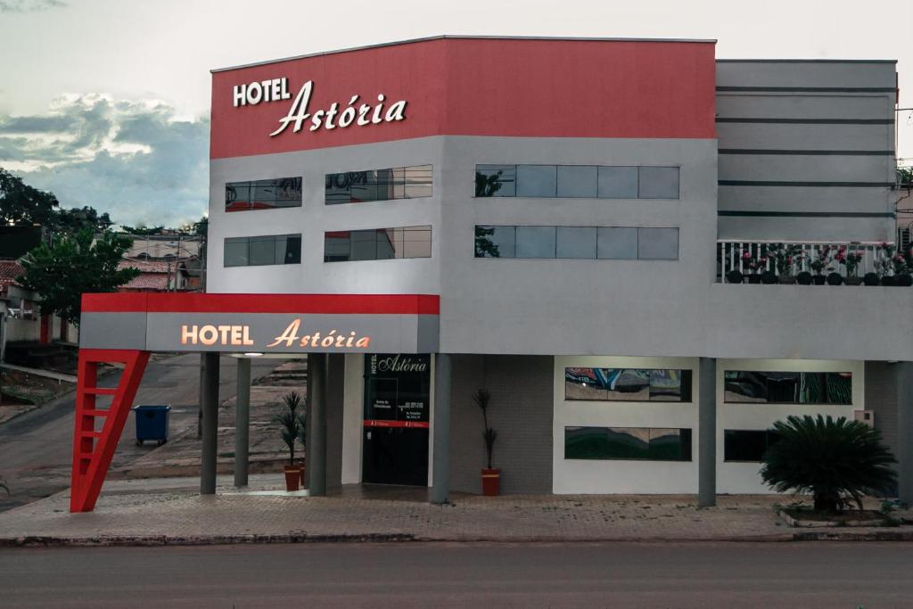 um hotel australia com um sinal vermelho em frente a um edifício em Hotel Astoria em Palmas