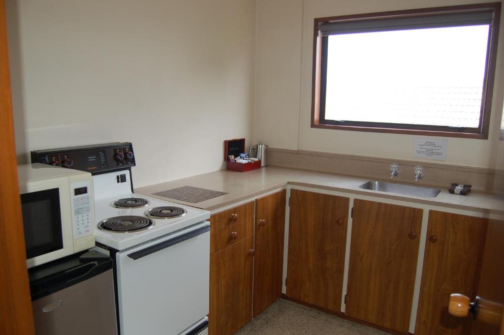 Kuchyň nebo kuchyňský kout v ubytování Carisbrook Motel