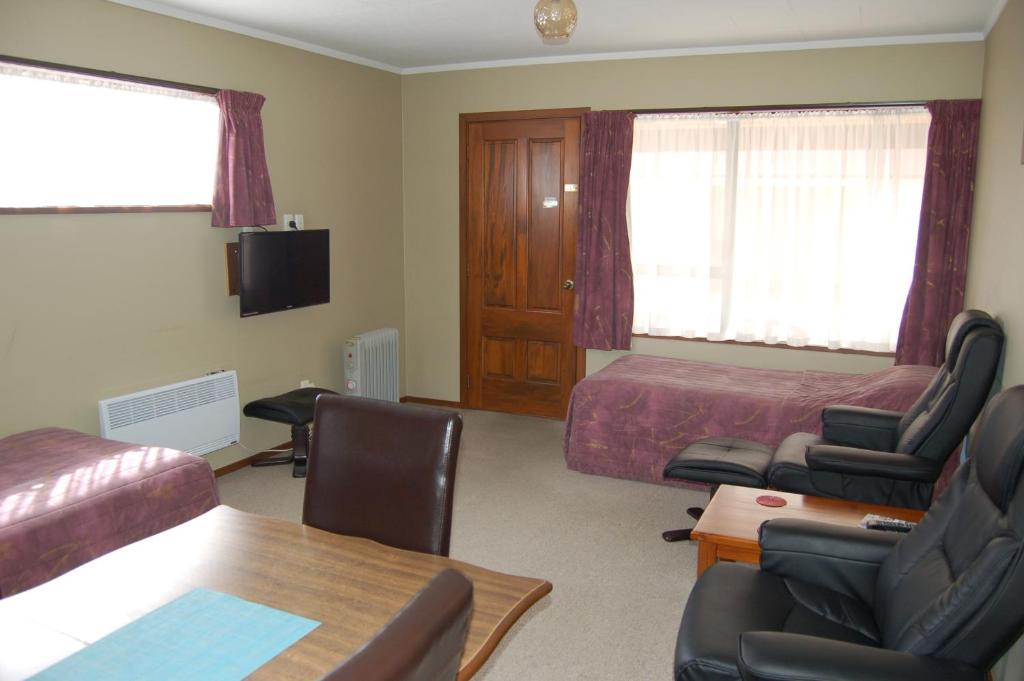 TV a/nebo společenská místnost v ubytování Carisbrook Motel
