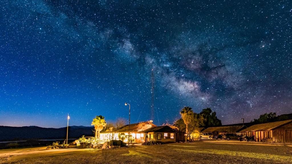 Una noche estrellada con la Vía Láctea en el cielo en Panamint Springs Motel & Tents en Panamint Springs