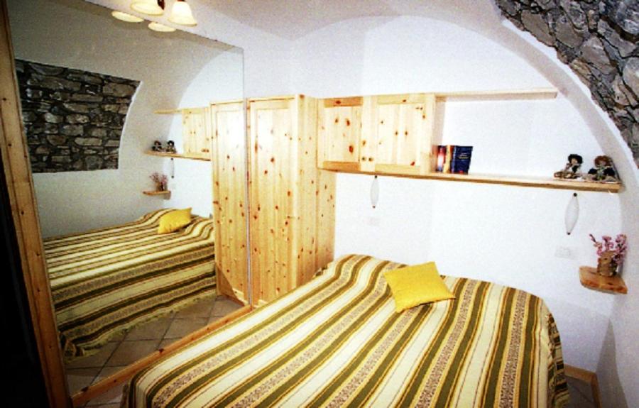 Un dormitorio con dos camas en una habitación. en Appartamenti Serena - La Grotta, en Gargnano