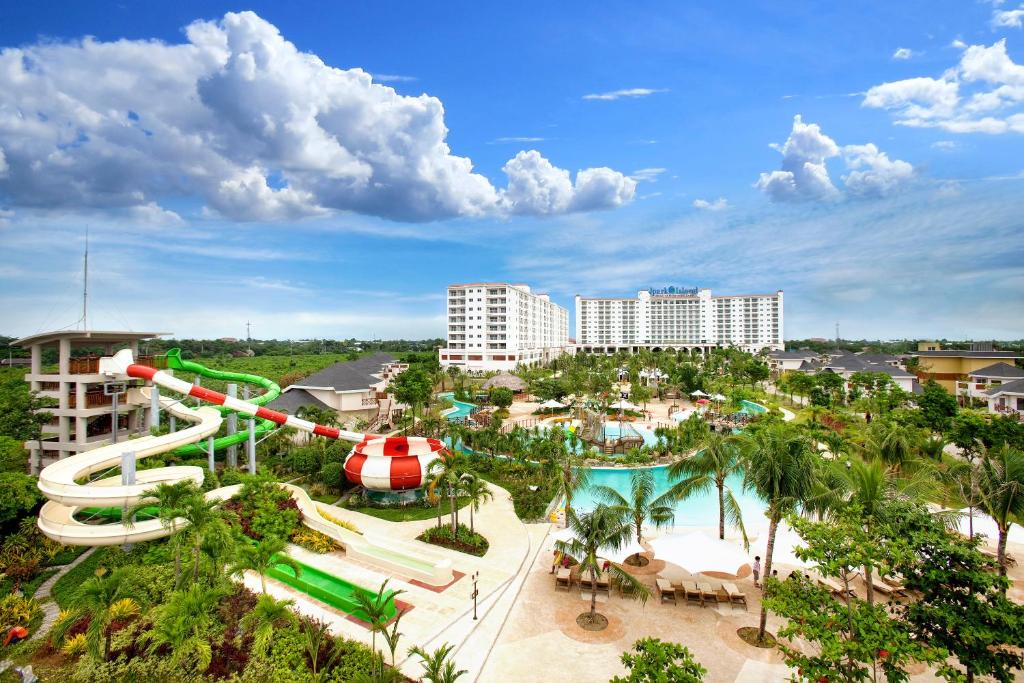 een luchtzicht op een waterpark met een waterglijbaan bij Jpark Island Resort & Waterpark Cebu in Mactan