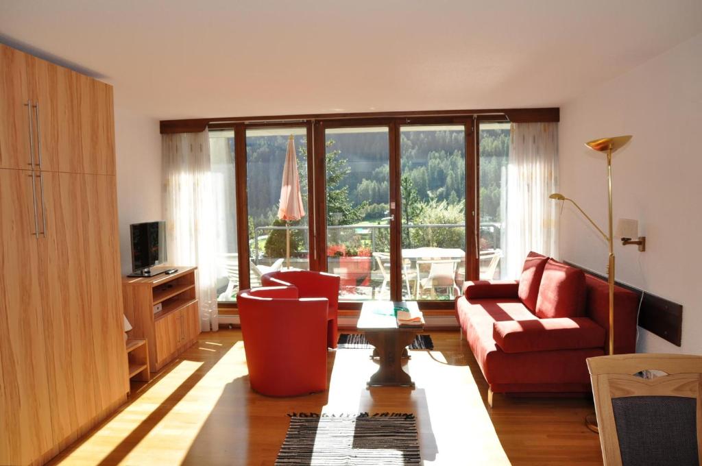 シュクオルにあるTulai G98のリビングルーム(赤いソファ、椅子付)