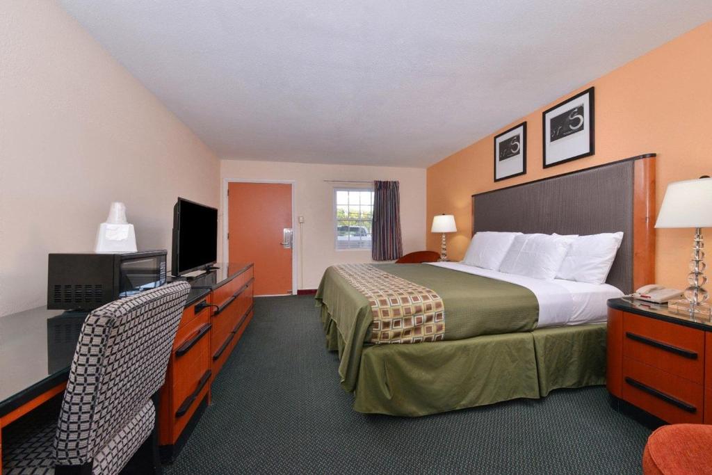 Media Inn & Suites - Standard King Room