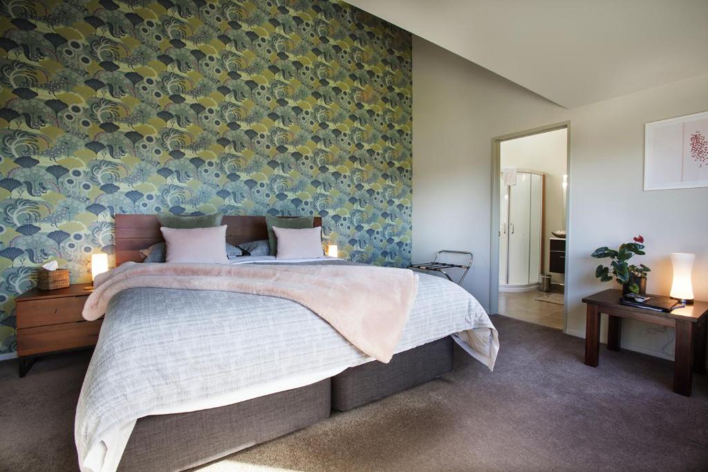 Postel nebo postele na pokoji v ubytování Manuka Lodge B&B