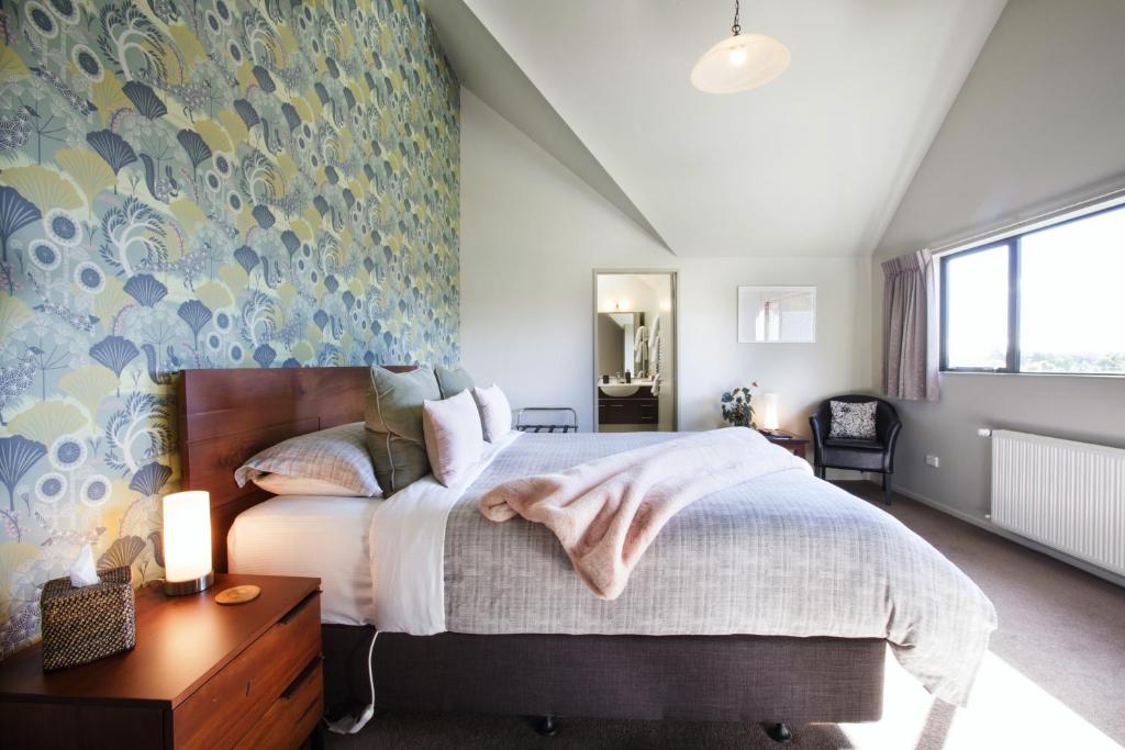 Postel nebo postele na pokoji v ubytování Manuka Lodge B&B