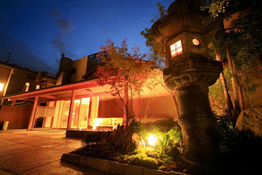 奈良市にある奈良 万葉若草の宿 三笠の時計塔のある建物