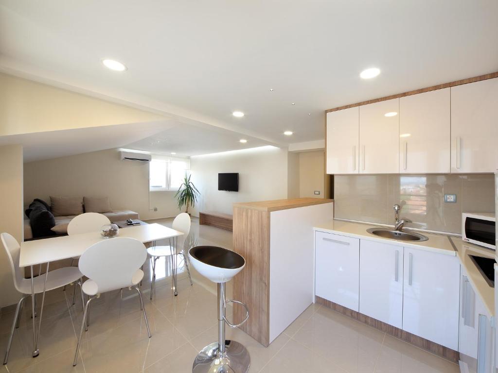 Agent Lux Apartments - One-Bedroom Apartment