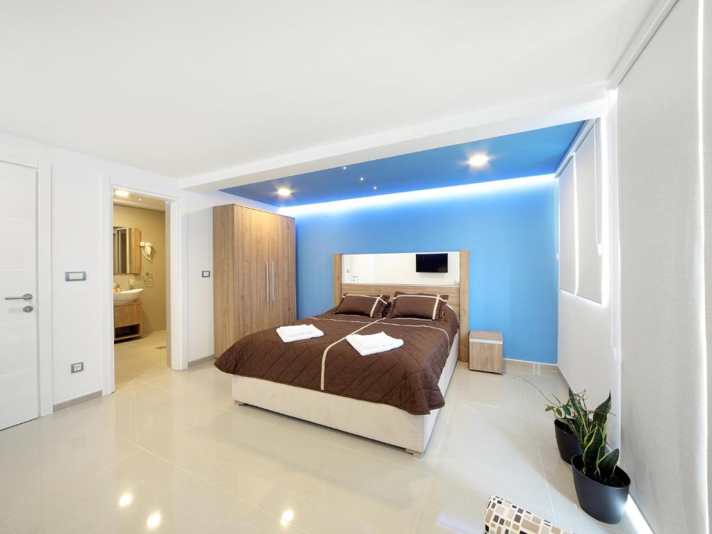 Agent Lux Apartments - Deluxe Double Room (2 Adults + 1 Child)