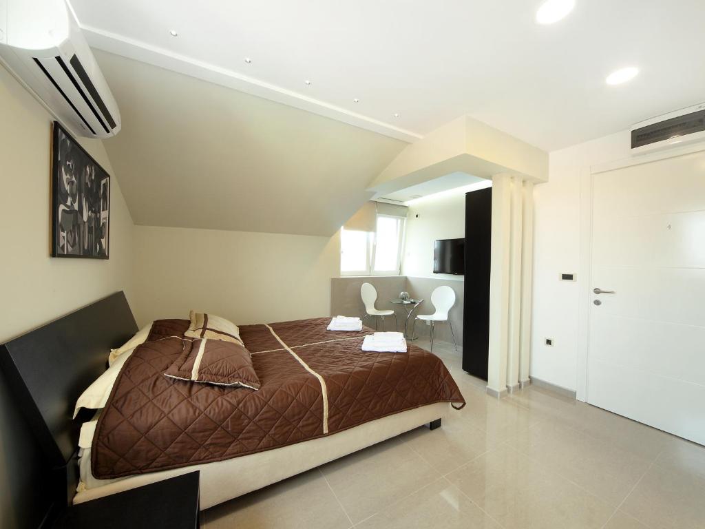 Agent Lux Apartments - Deluxe Double Room (2 Adults + 1 Child)
