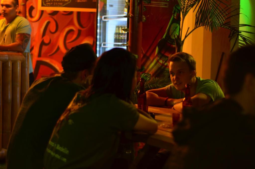 Clientes alojados en Purple Monkey Hostel